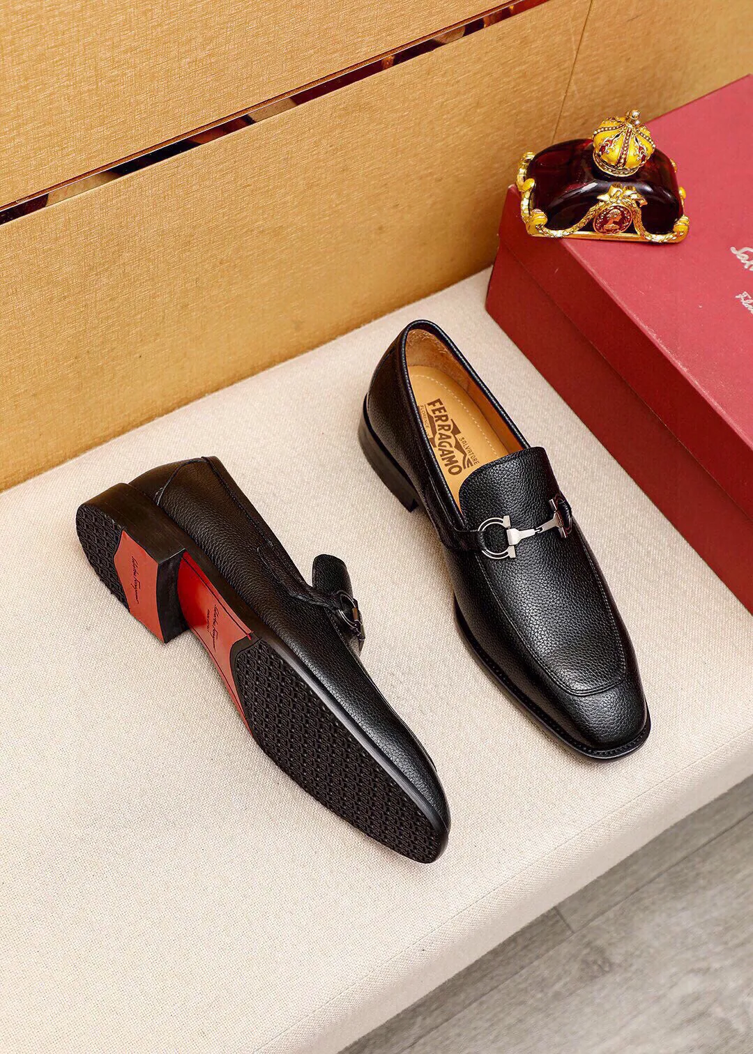 Men's shoes 💰460 💐 Product trademark: Ferragamo "Ferragamo" casual leather shoes Regular size: 38-44 (45🉑️customized) Product materials: Selected imported first-layer pebbled cowhide leather upper + luxury hardware buckle, imported water-dyed cowhide leather lining. Strong three-dimensional visual effect, original outsole Color: 3⃣️colors available